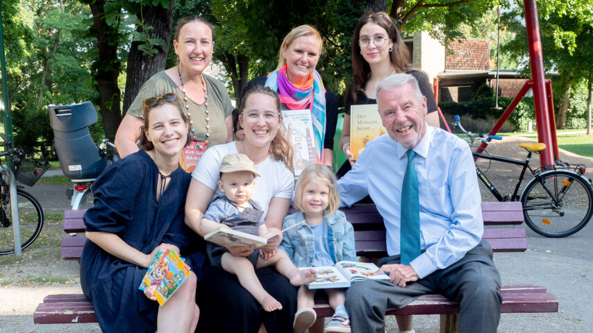 Lesen im Park / Foto: Stadt Wiener Neustadt/Maurer