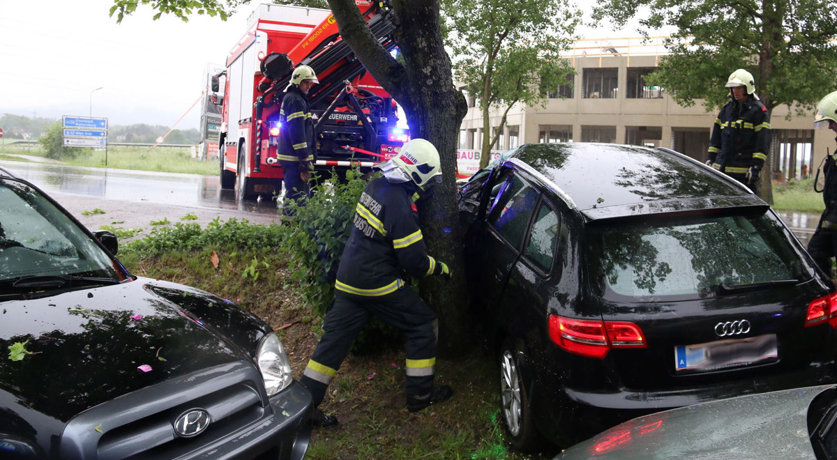 Verkehrsunfall / Foto: Presseteam Feuerwehr Wiener Neustadt