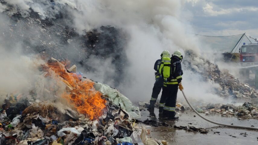 Großbrand in der Wiener Neustädter Müllverarbeitungsanlage / Foto: Presseteam d. FF Wr. Neustadt